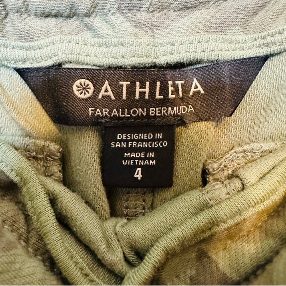 Athleta Farallon Bermuda Green Camo Shorts Size 4 - Picture 8 of 9